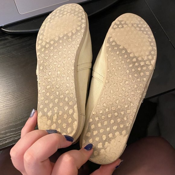 TOM's Canvas Slip Ons - Picture 9 of 9